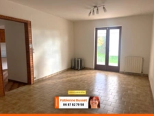 Mauprévoir centre, maison sur 2 niveaux offrant plus de 90 m² habitables avec 3 chambres, sur un terrain clos et arboré de 1 706 m²
