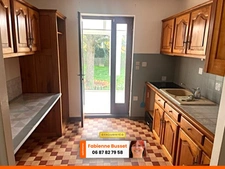 Mauprévoir centre, maison sur 2 niveaux offrant plus de 90 m² habitables avec 3 chambres, sur un terrain clos et arboré de 1 706 m²