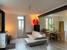 Au cœur de Sepmes, charmant village à 5 mn de Ste Maure et de l'autoroute A10, belle maison en pierre de 140 m² habitables sur 1495 m² de terrain.