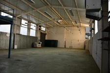 VENTE ou LOCATION - Centre ville de l'Ile Bouchard, beau local d'activité - 310 m² au sol et belle vitrine - Nombreuses possibilités d'aménagement