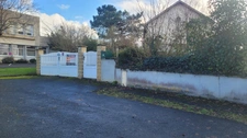 Mauprévoir centre, maison sur 2 niveaux offrant plus de 90 m² habitables avec 3 chambres, sur un terrain clos et arboré de 1 706 m²