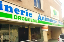 VENTE ou LOCATION - Centre ville de l'Ile Bouchard, beau local d'activité - 310 m² au sol et belle vitrine - Nombreuses possibilités d'aménagement