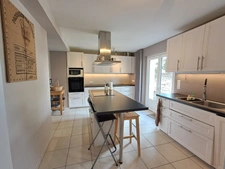 L'Île Bouchard, très belle demeure de caractère offrant 220 m² habitables, sur un parc arboré de 5 345 m², 7 chambres, nombreuses dépendances, cave et piscine.