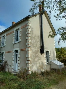 Au cœur de Sepmes, charmant village à 5 mn de Ste Maure et de l'autoroute A10, belle maison en pierre de 140 m² habitables sur 1495 m² de terrain.