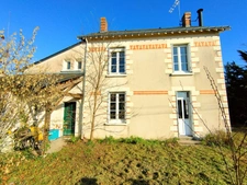 Au cœur de Sepmes, charmant village à 5 mn de Ste Maure et de l'autoroute A10, belle maison en pierre de 140 m² habitables sur 1495 m² de terrain.