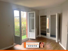 Mauprévoir centre, maison sur 2 niveaux offrant plus de 90 m² habitables avec 3 chambres, sur un terrain clos et arboré de 1 706 m²