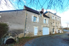 LE GRAND PRESSIGNY (Sud 37), belle maison de caractère composée de 3 logements indépendants et offrant 259 m² habitables pour 11 pièces, sur un terrain arboré d'environ 7 360 m².