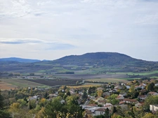 Terrain constructible de 812m2 plus parcelle attenante de 786m2 non constructible à Veyre Monton 