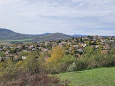 Terrain constructible de 812m2 plus parcelle attenante de 786m2 non constructible à Veyre Monton 