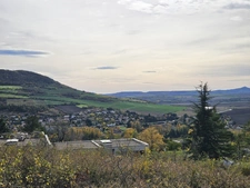 Terrain constructible de 812m2 plus parcelle attenante de 786m2 non constructible à Veyre Monton 