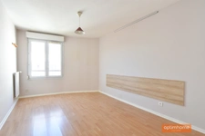 T4 traversant, calme et lumineux avec balcons et cave. Un garage est possible en option. 