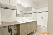 T4 traversant, calme et lumineux avec balcons et cave. Un garage est possible en option. 