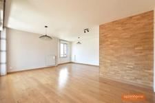 T4 traversant, calme et lumineux avec balcons et cave. Un garage est possible en option. 
