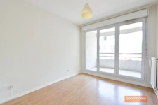 T4 traversant, calme et lumineux avec balcons et cave. Un garage est possible en option. 