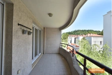 T4 traversant, calme et lumineux avec balcons et cave. Un garage est possible en option. 