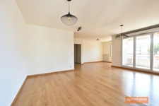 T4 traversant, calme et lumineux avec balcons et cave. Un garage est possible en option. 