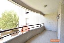 T4 traversant, calme et lumineux avec balcons et cave. Un garage est possible en option. 