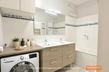 T4 traversant, calme et lumineux avec balcons et cave. Un garage est possible en option. 