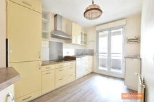 T4 traversant, calme et lumineux avec balcons et cave. Un garage est possible en option. 
