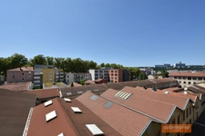 T4 traversant, calme et lumineux avec balcons et cave. Un garage est possible en option. 