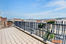 Très beau T2 en dernier étage avec grand séjour et terrasse à ciel ouvert