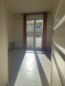 LOCATION Superbe appartement type T2 de 42 m² avec parking, exposition plein sud et étagé élevé. PMR