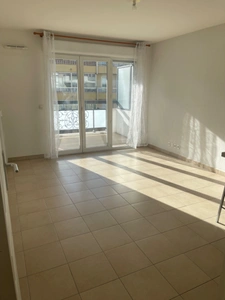 LOCATION Superbe appartement type T2 de 42 m² avec parking, exposition plein sud et étagé élevé. PMR