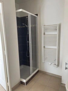 LOCATION Superbe appartement type T2 de 42 m² avec parking, exposition plein sud et étagé élevé. PMR