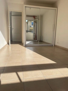 LOCATION Superbe appartement type T2 de 42 m² avec parking, exposition plein sud et étagé élevé. PMR