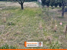 Terrain à bâtir de 600m2 avec chemin privatif, clôturé et viabilisé à Cournonsec