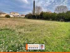 Terrain à bâtir de 600m2 avec chemin privatif, clôturé et viabilisé à Cournonsec