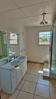 Maison familiale 126 m² avec garage, bureau indépendant, terrasse et grand espace de stockage à Frontignan