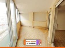 À vendre à Sète – Grand appartement T4 avec parking, à 2 pas des quais et du centre-ville