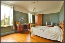 Chartreuse 250 m² + 400 m² de dépendances et 6 ha de terrain 