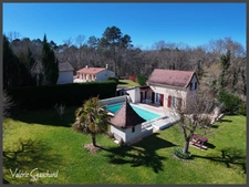 Domaine avec gîtes à vendre – 3 maisons, 2 piscines, nature et calme –6600 m² de terrain - Dordogne