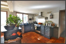 Propriété de 320 m², piscine, garage et deux logements indépendants loués