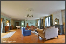 Chartreuse 250 m² + 400 m² de dépendances et 6 ha de terrain 