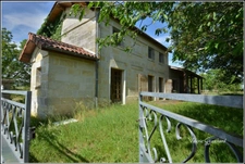 Proche St Seurin sur l'Isle Maison 5 chambres + bureau , dépendances et grand terrain 