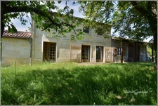 Proche St Seurin sur l'Isle Maison 5 chambres + bureau , dépendances et grand terrain 