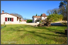 Domaine avec gîtes à vendre – 3 maisons, 2 piscines, nature et calme –6600 m² de terrain - Dordogne