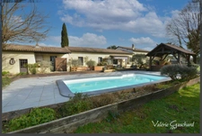 Propriété de 320 m², piscine, garage et deux logements indépendants loués