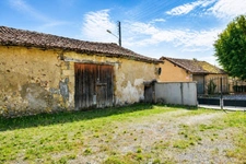 MUSSIDAN – Ensembles immobilier rare : Maison en pierre 103 m² de plain-pied + Plus de 200 m² d'ateliers et dépendances sur cour intérieure !