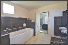 Propriété de 320 m², piscine, garage et deux logements indépendants loués