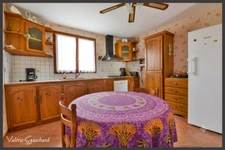 MONTPON-MÉNESTEROL - Maison de plain pied de 3 chambres, double garage et jardin de 3700 m² 