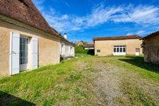 MUSSIDAN – Ensembles immobilier rare : Maison en pierre 103 m² de plain-pied + Plus de 200 m² d'ateliers et dépendances sur cour intérieure !