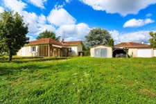 Saint-Seurin-sur-l'Isle : maison  99 m² + dépendances sur 6660 m² de terrain 