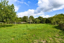 Saint-Seurin-sur-l'Isle : maison  99 m² + dépendances sur 6660 m² de terrain 