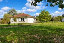 Saint-Seurin-sur-l'Isle : maison  99 m² + dépendances sur 6660 m² de terrain 
