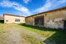 MUSSIDAN – Ensembles immobilier rare : Maison en pierre 103 m² de plain-pied + Plus de 200 m² d'ateliers et dépendances sur cour intérieure !
