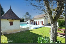 Domaine avec gîtes à vendre – 3 maisons, 2 piscines, nature et calme –6600 m² de terrain - Dordogne